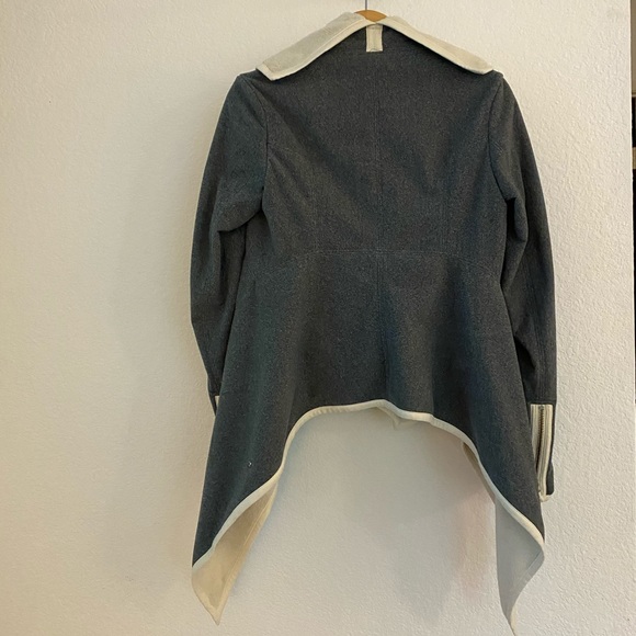 Versatile Lululemon Jacket - Picture 4 of 8